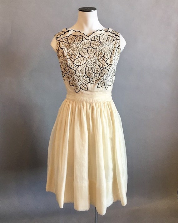 1950s Ivory Silk Embroidered Floral Dress / 50s B… - image 2