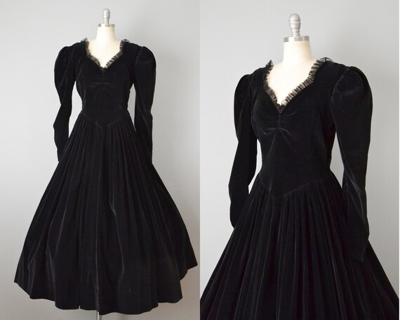 Victorian Reproduction Dress / Black Velvet Puff S