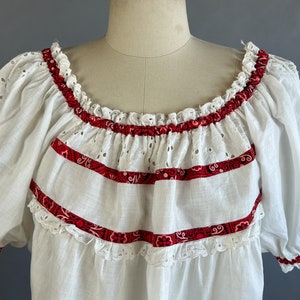 1950s Eyelet Peasant Blouse / White Eyelet Lace Peasant Blouse w/ Red Bandana Banding / Size Medium image 5