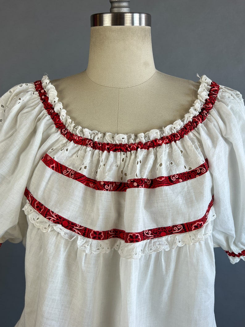 1950s Eyelet Peasant Blouse / White Eyelet Lace Peasant Blouse w/ Red Bandana Banding / Size Medium image 5