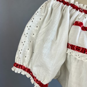 1950s Eyelet Peasant Blouse / White Eyelet Lace Peasant Blouse w/ Red Bandana Banding / Size Medium image 8