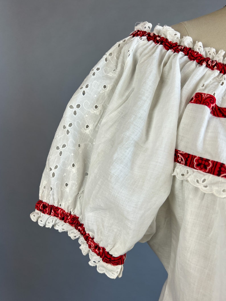 1950s Eyelet Peasant Blouse / White Eyelet Lace Peasant Blouse w/ Red Bandana Banding / Size Medium image 8