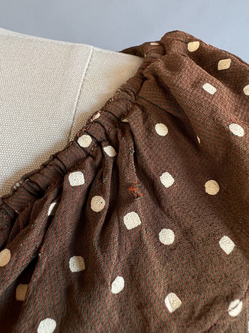 1950s Polka Dot Blouse / Brown Cropped Top / Polka Dot Print Blouse w/ Ruffled Neckline / Size Large XL image 7