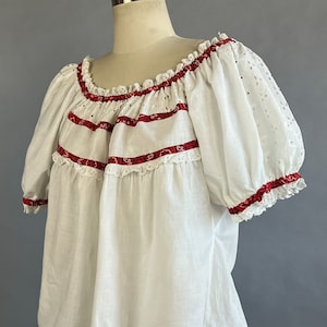 1950s Eyelet Peasant Blouse / White Eyelet Lace Peasant Blouse w/ Red Bandana Banding / Size Medium image 3