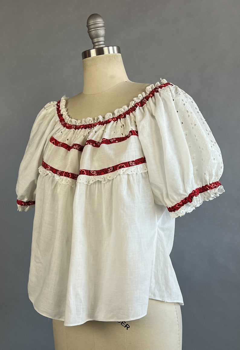 1950s Eyelet Peasant Blouse / White Eyelet Lace Peasant Blouse w/ Red Bandana Banding / Size Medium image 3