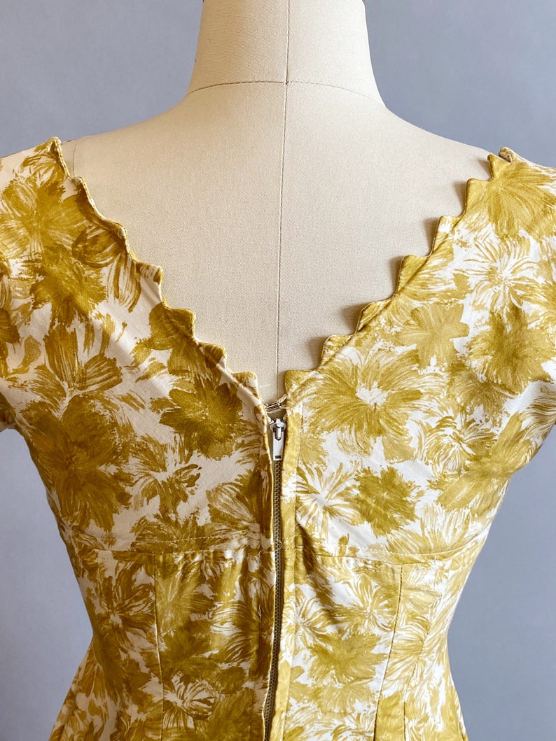 1950s Floral Print Dress / 1950s Wiggle Dress / 50s Day Dress / Vintage Lawn Dress / Size Small image 7