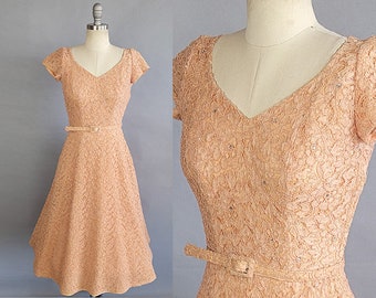 Vestido de encaje de los años 50 / Vestido de encaje floral rosa palo de los años 50 con pedrería y cinturón a juego / Vestido de fiesta de los años 50 / Vestido de novia corto / Talla pequeña