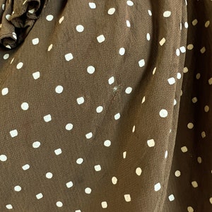 1950s Polka Dot Blouse / Brown Cropped Top / Polka Dot Print Blouse w/ Ruffled Neckline / Size Large XL image 4