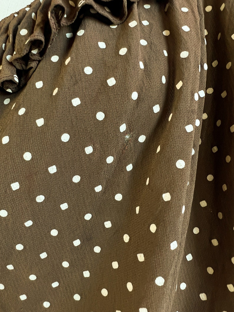 1950s Polka Dot Blouse / Brown Cropped Top / Polka Dot Print Blouse w/ Ruffled Neckline / Size Large XL image 4