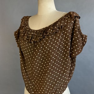 1950s Polka Dot Blouse / Brown Cropped Top / Polka Dot Print Blouse w/ Ruffled Neckline / Size Large XL image 8