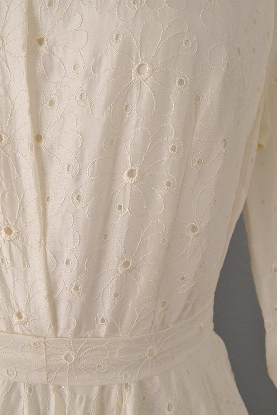 1950s Eyelet Wedding Dress / 50s Ivory Silk Eyele… - image 6