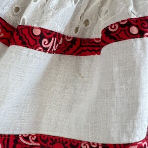 1950s Eyelet Peasant Blouse / White Eyelet Lace Peasant Blouse w/ Red Bandana Banding / Size Medium image 7