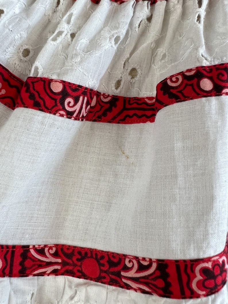1950s Eyelet Peasant Blouse / White Eyelet Lace Peasant Blouse w/ Red Bandana Banding / Size Medium image 7