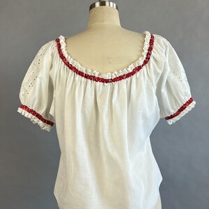 1950s Eyelet Peasant Blouse / White Eyelet Lace Peasant Blouse w/ Red Bandana Banding / Size Medium image 4