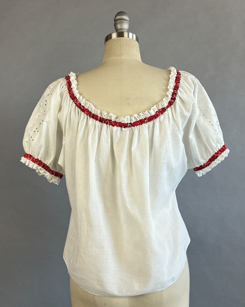 1950s Eyelet Peasant Blouse / White Eyelet Lace Peasant Blouse w/ Red Bandana Banding / Size Medium image 4