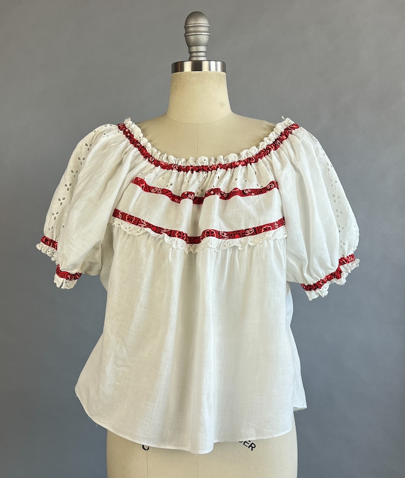 1950s Eyelet Peasant Blouse / White Eyelet Lace Peasant Blouse w/ Red Bandana Banding / Size Medium image 2