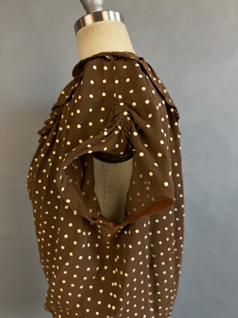 1950s Polka Dot Blouse / Brown Cropped Top / Polka Dot Print Blouse w/ Ruffled Neckline / Size Large XL image 10