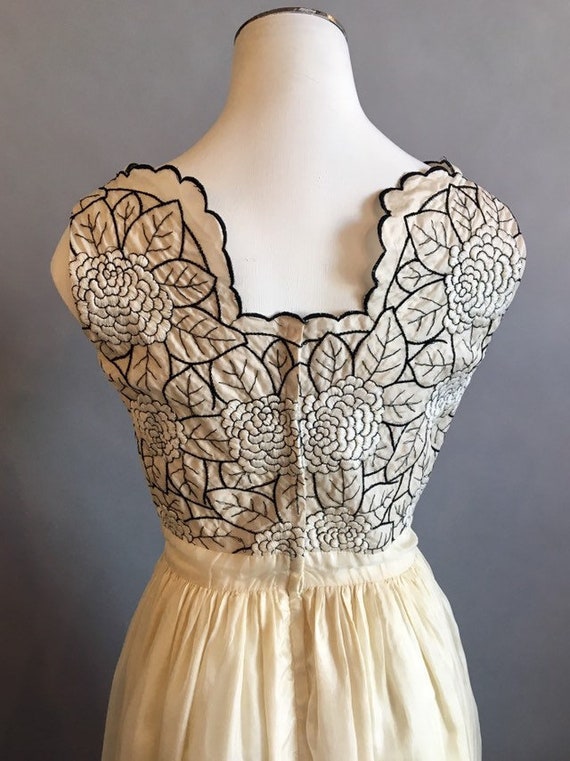 1950s Ivory Silk Embroidered Floral Dress / 50s B… - image 7