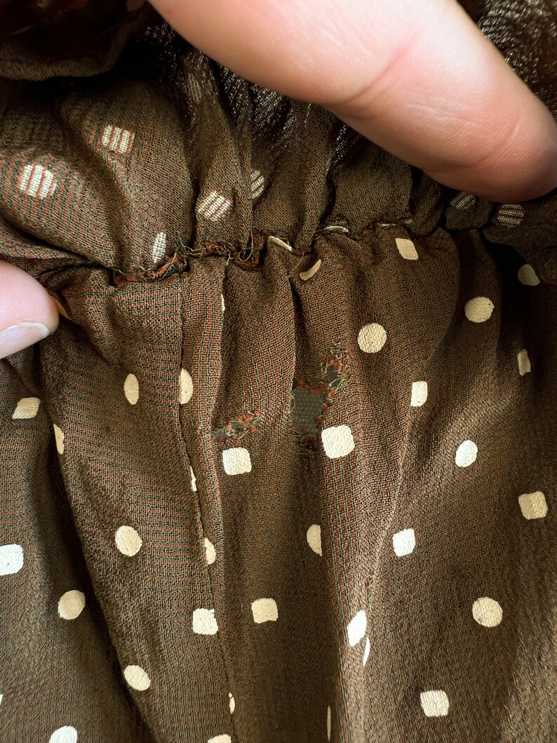 1950s Polka Dot Blouse / Brown Cropped Top / Polka Dot Print Blouse w/ Ruffled Neckline / Size Large XL image 5