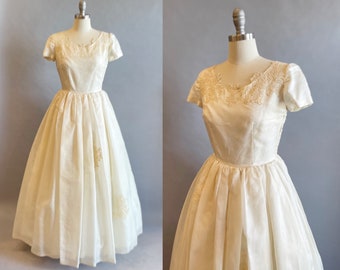 1950's Ivory Wedding Dress/ Silk Organdy Wedding Gown / 50's Wedding Dress With Floral Appliqué / Size Small