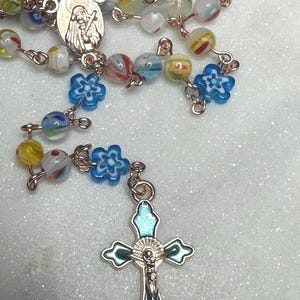 Katholischer Rosenkranz, mehrfarbiger Millefiori / Murano 6 mm Perlen-Rosenkranz mit roségoldfarbener Legierung, 5 Jahrzehnt, religiöses katholisches christliches Geschenk