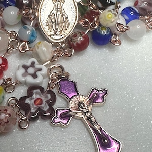 Katholischer Rosenkranz, mehrfarbiger Millefiori / Murano 6 mm Perlen-Rosenkranz mit roségoldfarbener Legierung, 5 Jahrzehnt, religiöses katholisches christliches Geschenk