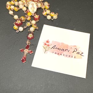 Katholischer Rosenkranz, gelbe und rote Millefiori / Murano 6 mm Perlen mit Roségoldfarbene Legierung, 5 Jahrzehnte, religiöses katholisches christliches Geschenk