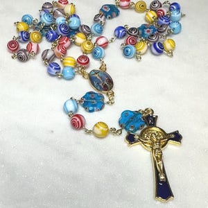 Katholischer Rosenkranz, mehrfarbiger Millefiori / Murano 8 mm Perlenrosenkranz mit goldfarbener Legierung, 5 Jahrzehnt, einzigartiges religiöses katholisches christliches Geschenk