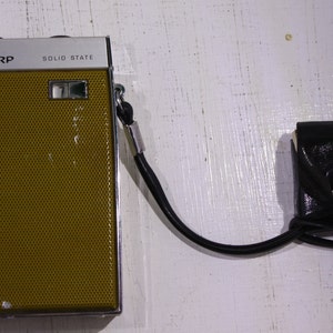 Scarce vintage  1963 Sharp BP - 110 (6) transistor solid state radio