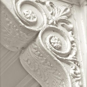 Decoración blanca: fotografía arquitectónica, art déco abstracto blanco, arte de Savannah, ménsula rústica blanca, impresión arquitectónica, decoración de pared de diseño de interiores imagen 2