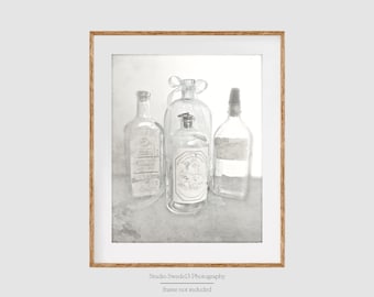 Boticario - Impresión de baño de granja, arte de botella en blanco y negro, fotografía de botella antigua, arte de cocina de granja, arte de naturaleza muerta rústica de granja