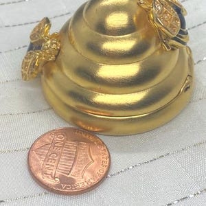 Beautiful International BEEHIVE by Estee Lauder - Rare vintage item!  Solid Perfume Compact