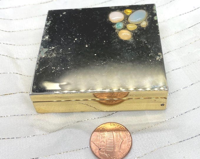 Estee Lauder  PRIVATE COLLECTION Powder with luminosity.  Comes with dust bag.  Flawed so extra savings!