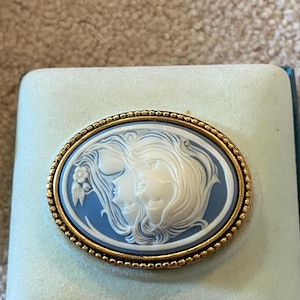 Estee Lauder Solid Perfume Compact CHRISTMAS CAMEO circa 1983 Very RARE & Hard To Find -  Empty but beautiful!