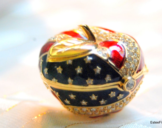 A well loved Estee' Lauder solid perfume compact for the patriotic part of you!  Patriotic Apple is perfect for Memorial Day and the Fourth.