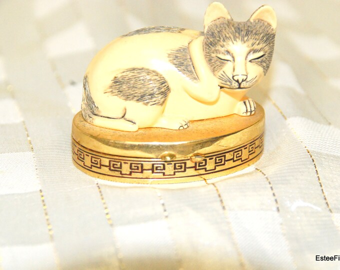 Estee Lauder Contented Cat