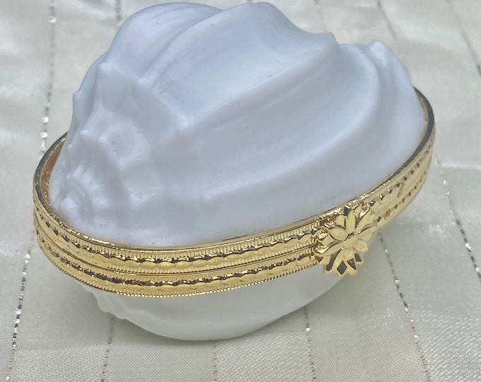 Rare Estée Lauder Bonnet Shell trinket box  in original packaging with White Linen spray Eau de Perfume.  A very rare find from the 80s.