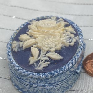 Estee Lauder Solid Perfume Compact CHRISTMAS CAMEO circa 1975 Very RARE & Hard To Find -  Full and beautiful!