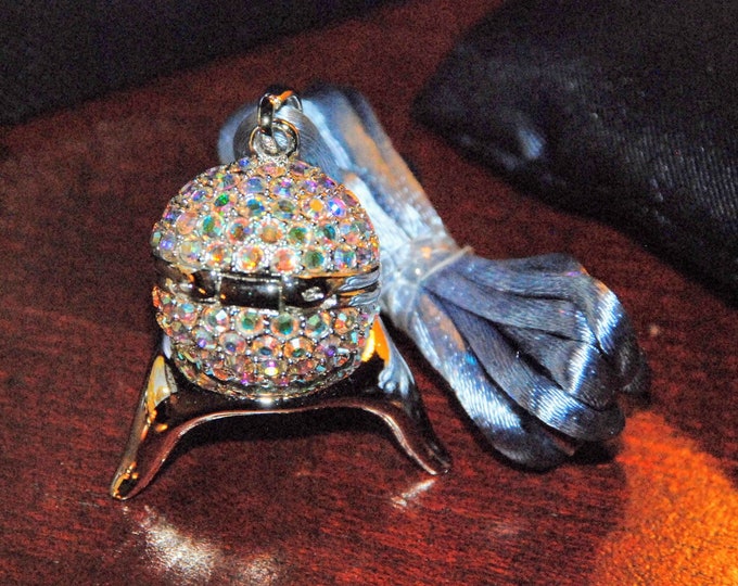 Estée Lauder Shimmering Sphere Necklace with Beyond Paradise Solid Perfume