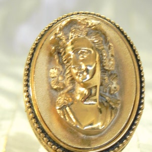 Estee Lauder Solid Perfume Compact GOLDEN CAMEO circa 1984 Very RARE & Hard To Find -  Empty but beautiful!