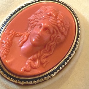 Estee Lauder Solid Perfume Compact CHRISTMAS CAMEO circa 1983 Very RARE & Hard To Find -  Empty but beautiful!