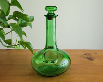 Carafe en verre vert : bouteille d'alcool McGuiness à collectionner, décoration d'articles de bar ou de meuble de bar, verre coloré