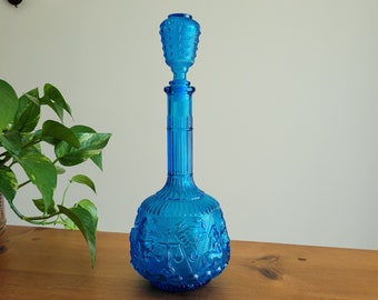 Bottiglia del genio dello zodiaco di Empoli: decanter in vetro blu italiano, bicchieri della metà del secolo