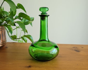 Carafe en verre vert : bouteille d'alcool de collection, articles de bar ou décoration de meuble de bar