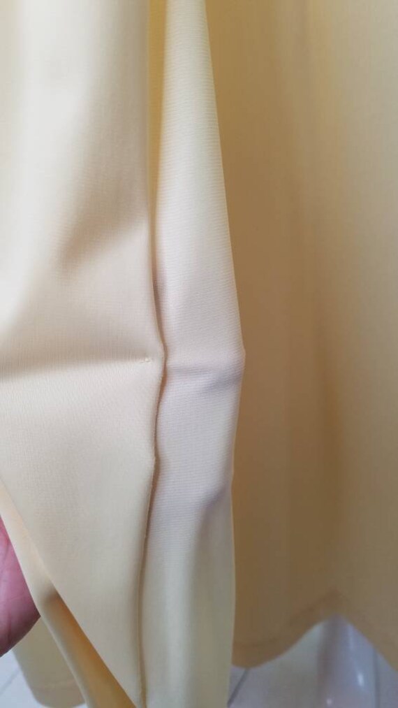 Vintage JCPenney Pale Yellow Robe With White Floral L… Gem