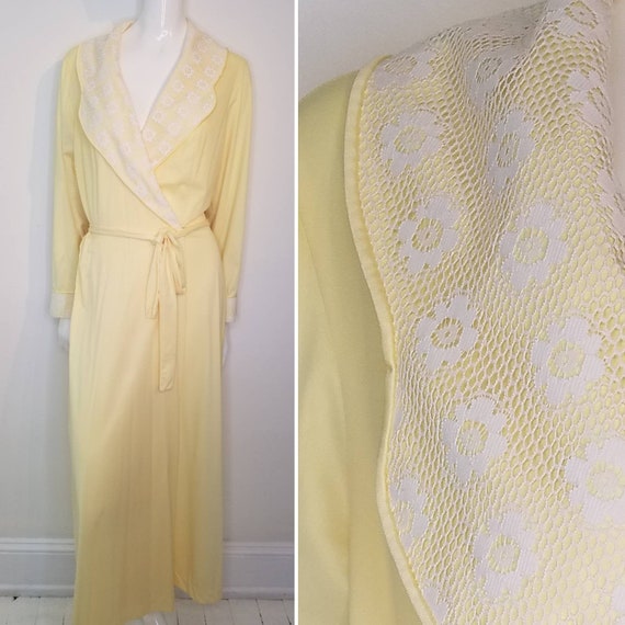 Vintage JCPenney Pale Yellow Robe With White Floral L… Gem