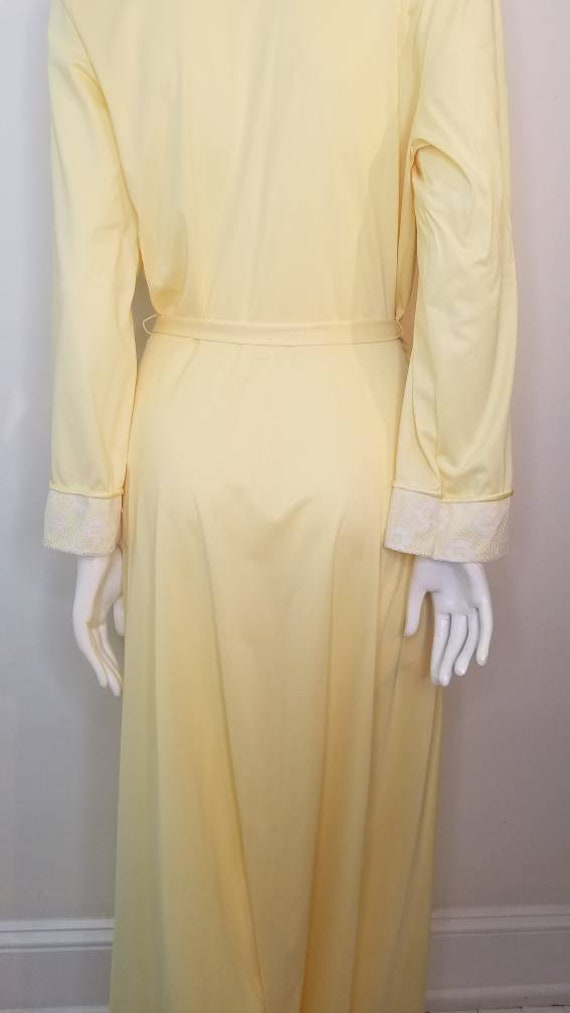 Vintage JCPenney Pale Yellow Robe With White Floral L… Gem