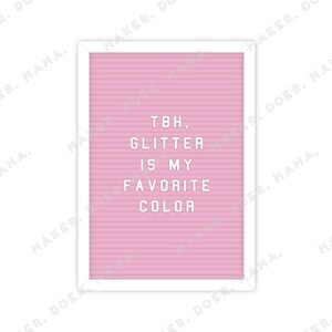 Peut inclure: Un tableau d'affichage rose avec des lettres blanches qui épellent "TBH, GLITTER IS MY FAVORITE COLOR".