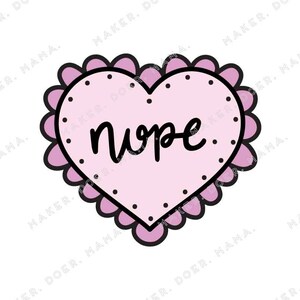 Puede incluir: Corazón rosa con contorno negro y borde festoneado. El corazón tiene la palabra "nope" escrita en negro en su interior.
