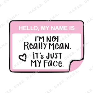 Puede incluir: Una etiqueta de nombre rosa con el texto "HELLO, MY NAME IS I'M NOT REALLY MEAN. IT'S JUST MY FACE." en texto negro con un pequeño corazón en la esquina superior izquierda.